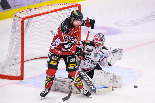 Bodens Henri Tamminen och Piteås målvakt John Westermark