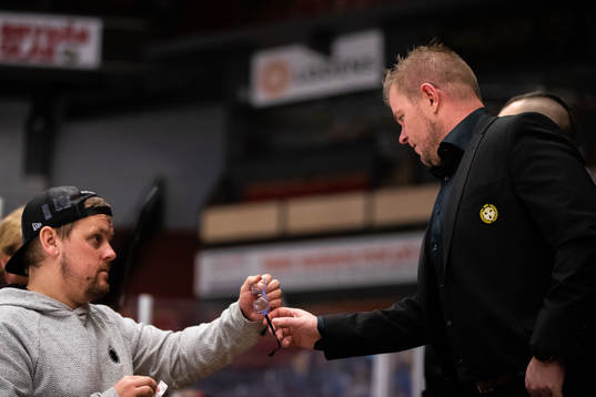 Brynäs assisterande tränare Ari-Pekka Pajuluoma putsar