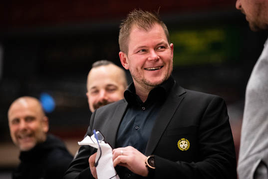 Brynäs assisterande tränare Ari-Pekka Pajuluoma putsar