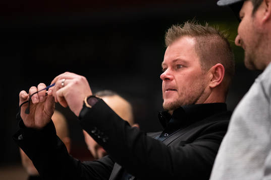 Brynäs assisterande tränare Ari-Pekka Pajuluoma putsar