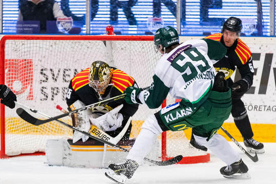 Brynäs målvakt Veini Vehviläinen räddar ett skott från