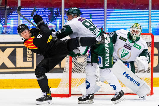 Brynäs Greg Scott tacklas av Färjestads Jacob de la Rose