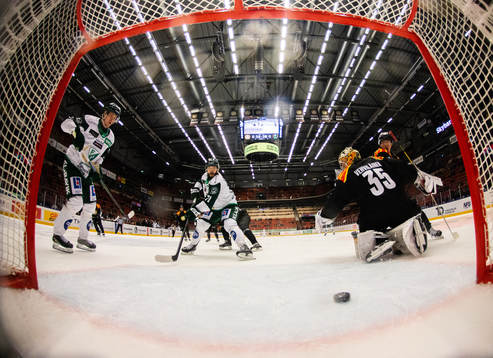 Färjestads Jesse Virtanen gör 0-1 på Brynäs målvakt