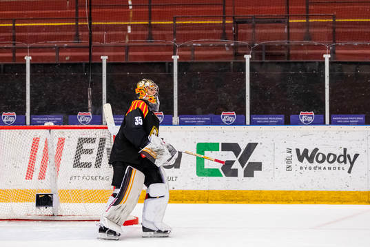 Brynäs målvakt Veini Vehviläinen deppar