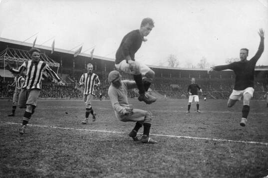 Göteborgs v. AIK. AIK. anfaller Göteborgarnas lag. 1922.