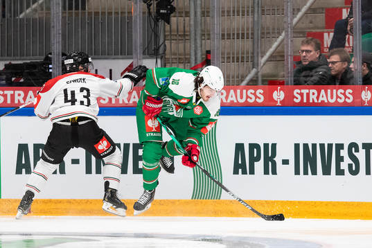 Michael Spacek of Frölunda and Dennis Everberg of Rögle