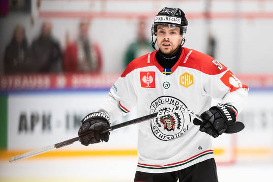 Mats Rosseli Olsen of Frölunda breaks his stick