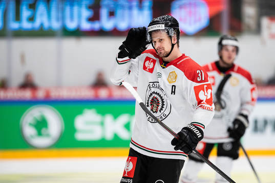 Nicklas Lasu of Frölunda celebrates