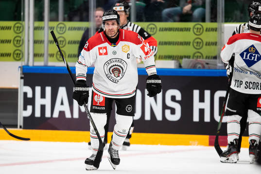 Joel Lundqvist of Frölunda looks dejected