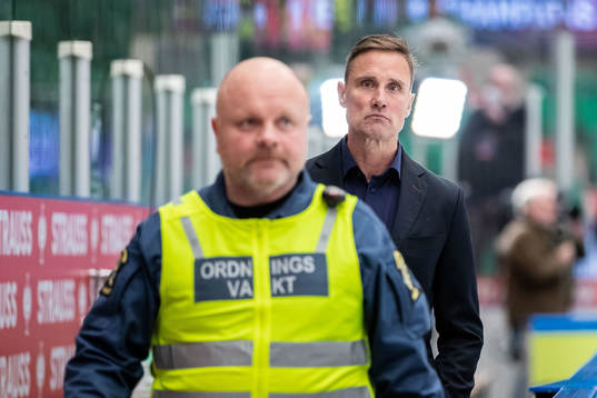 Roger Rönnberg, head coach of Frölunda looks dejected