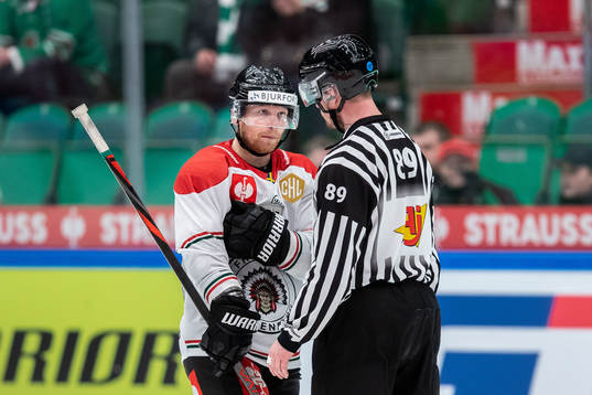 Ryan Lasch of Frölunda in a discussion with the referee