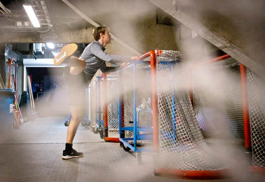 Örebros Robert Leino värmer upp