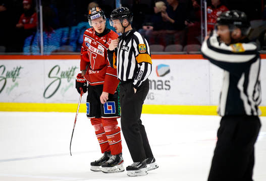 Örebros Christopher Mastomäki och Domare Johan Nordlöf
