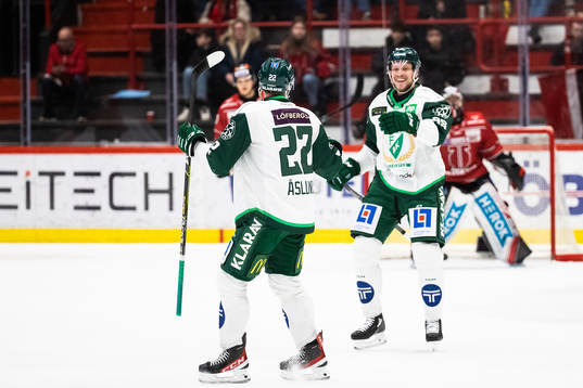 Färjestads Per Åslund och Jacob de la Rose jublar