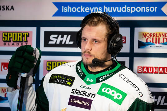 Färjestads Jacob de la Rose blir intervjuad