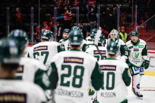 Färjestads målvakt Dominik Furch jublar