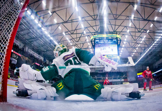 Färjestads Dominik Furch räddar ett skott