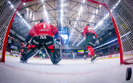 Färjestads gör 1-3 på Örebros målvakt Jhonas Enroth