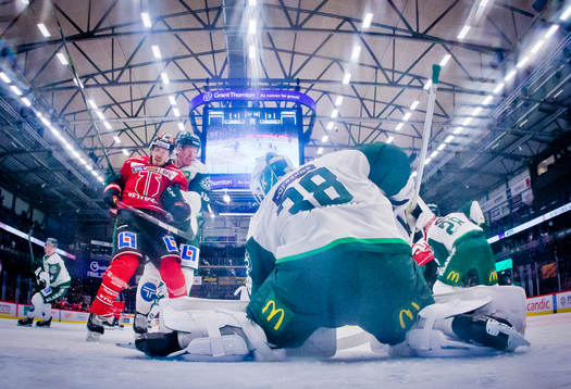 Färjestads Dominik Furch och Örebros Emil Larsson