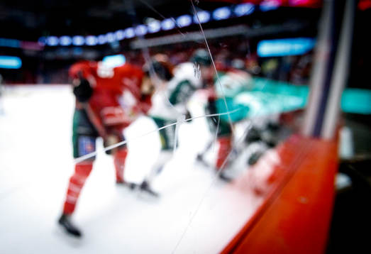 Fokus på en repa i plexiglaset