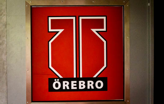 Örebros logotyp på en vägg