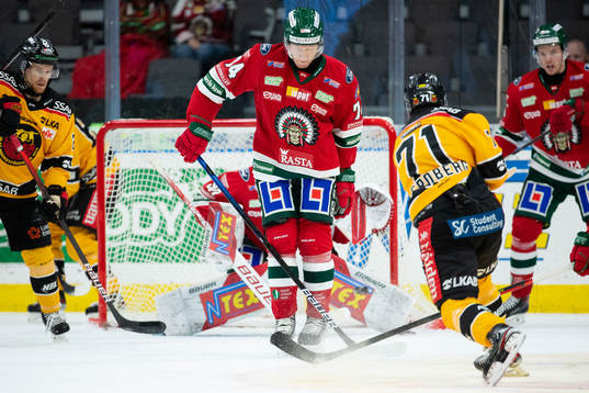 Frölundas Andreas Borgman försöker täcka skott från