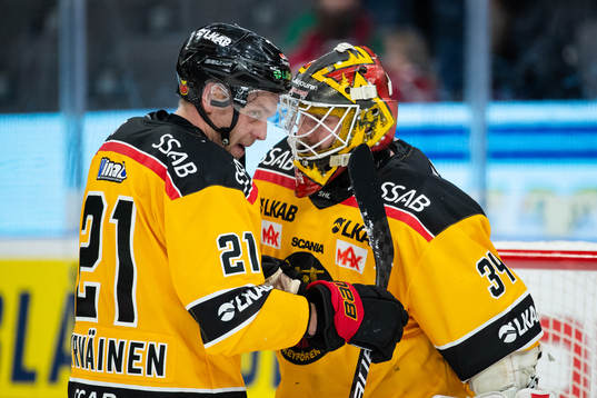 Luleås Juhani Tyrväinen och målvakt Joel Lassinantti