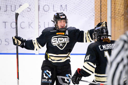 SDEs Kelly Murray och Eden Murray jublar