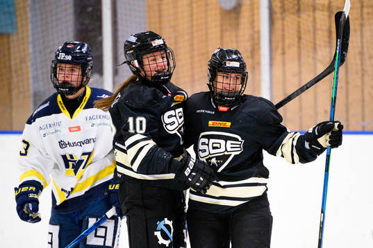 SDEs Julie Zwarthoed och Kayleigh Hamers jublar