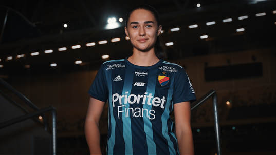 I denna handout-bild från Djurgården Fotboll poserar