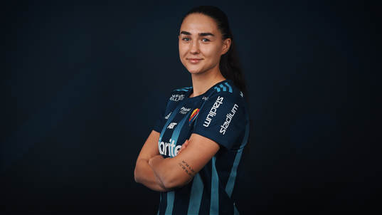 I denna handout-bild från Djurgården Fotboll poserar