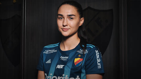 I denna handout-bild från Djurgården Fotboll poserar