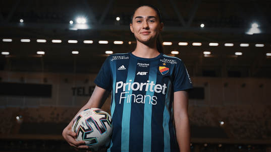 I denna handout-bild från Djurgården Fotboll poserar