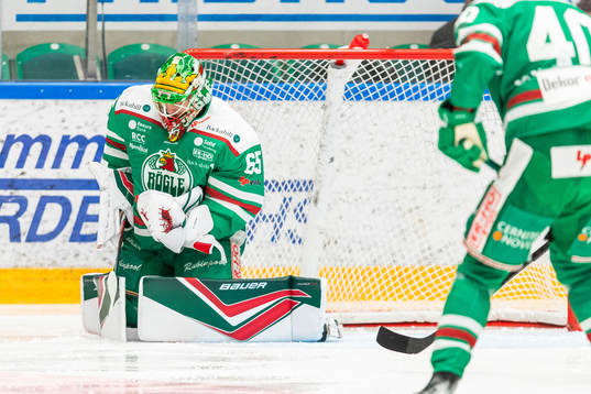 Rögles målvakt Christoffer Rifalk med en räddning