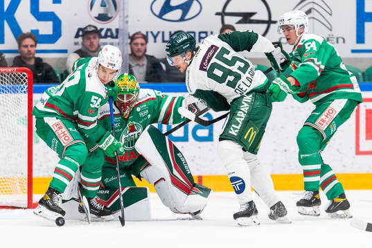 Rögles Ryan McKiernan, målvakt Christoffer Rifalk och