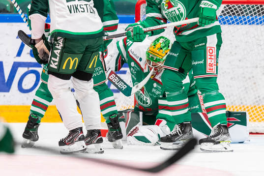 Rögles målvakt Christoffer Rifalk med en räddning