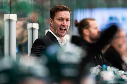 Färjestads tränare Johan Pennerborn reagerar