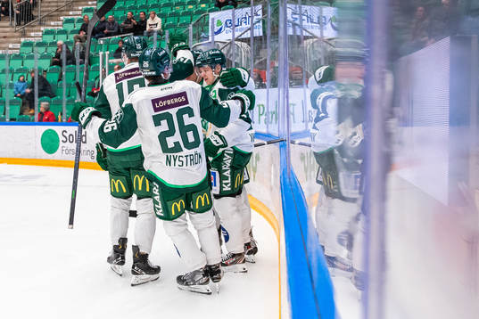 Färjestads Daniel Viksten jublar med lagkamrater
