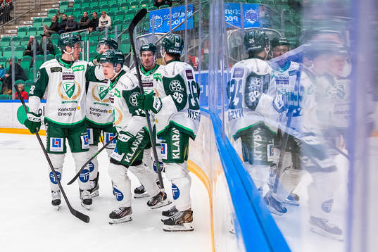 Färjestads Daniel Viksten jublar med lagkamrater