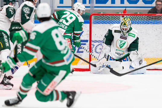 Färjestads målvakt Dominik Furch med en räddning