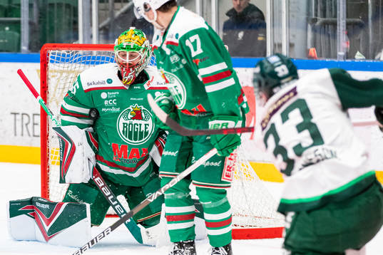 Rögles målvakt Christoffer Rifalk räddar ett skott