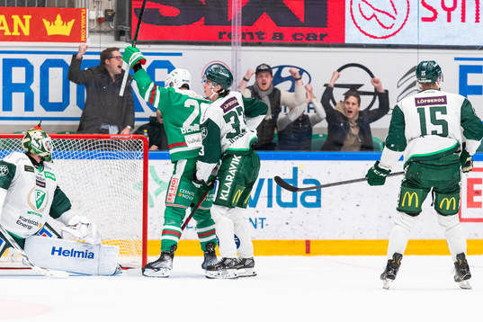 Färjestads målvakt Dominik Furch och Albert Johansson