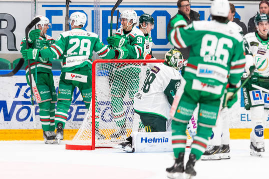 Rögles Anton Bengtsson jublar med lagkamrater