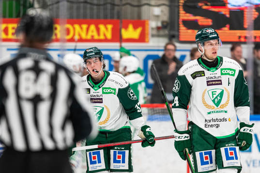 Färjestads Adam Ginning och Victor Ejdsell deppar