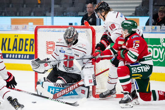 Örebros målvakt Jonas Arntzen räddar avslut från