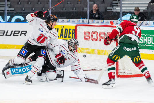 Frölundas Jan Mursak gör 1-1 på Örebros målvakt Jonas