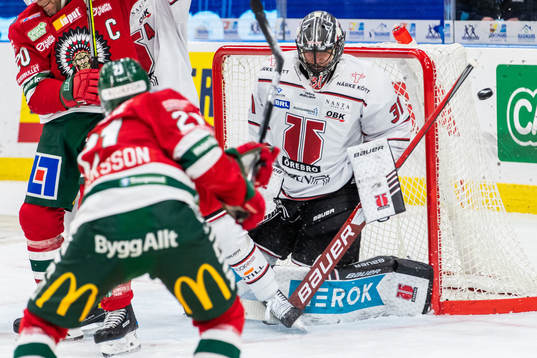 Frölundas Karl Henriksson skjuter mot Örebros målvakt