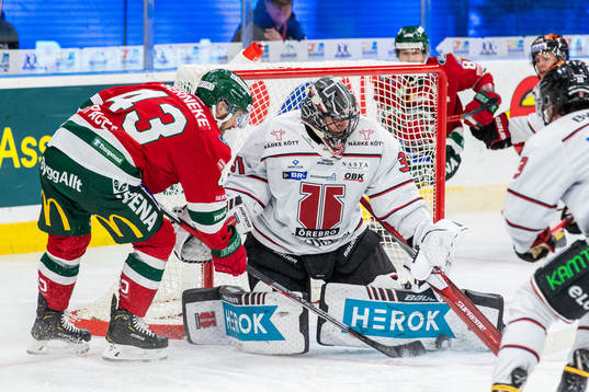 Örebros målvakt Jonas Arntzen räddar ett skott från