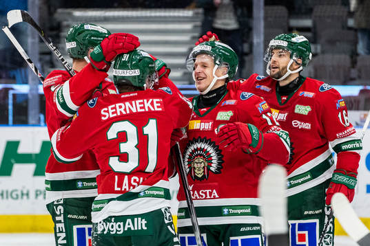 Frölundas Nicklas Lasu (rygg mot kameran) jublar med Max