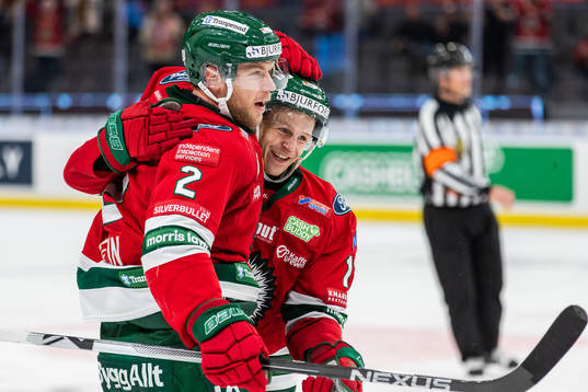 Frölundas Christian Folin jublar med Max Friberg